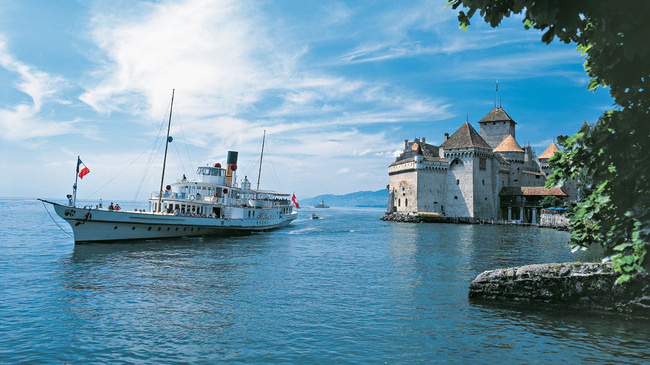 Dampfschiff Rhone vor Schloss Schillon bei Montreux, Genferseege